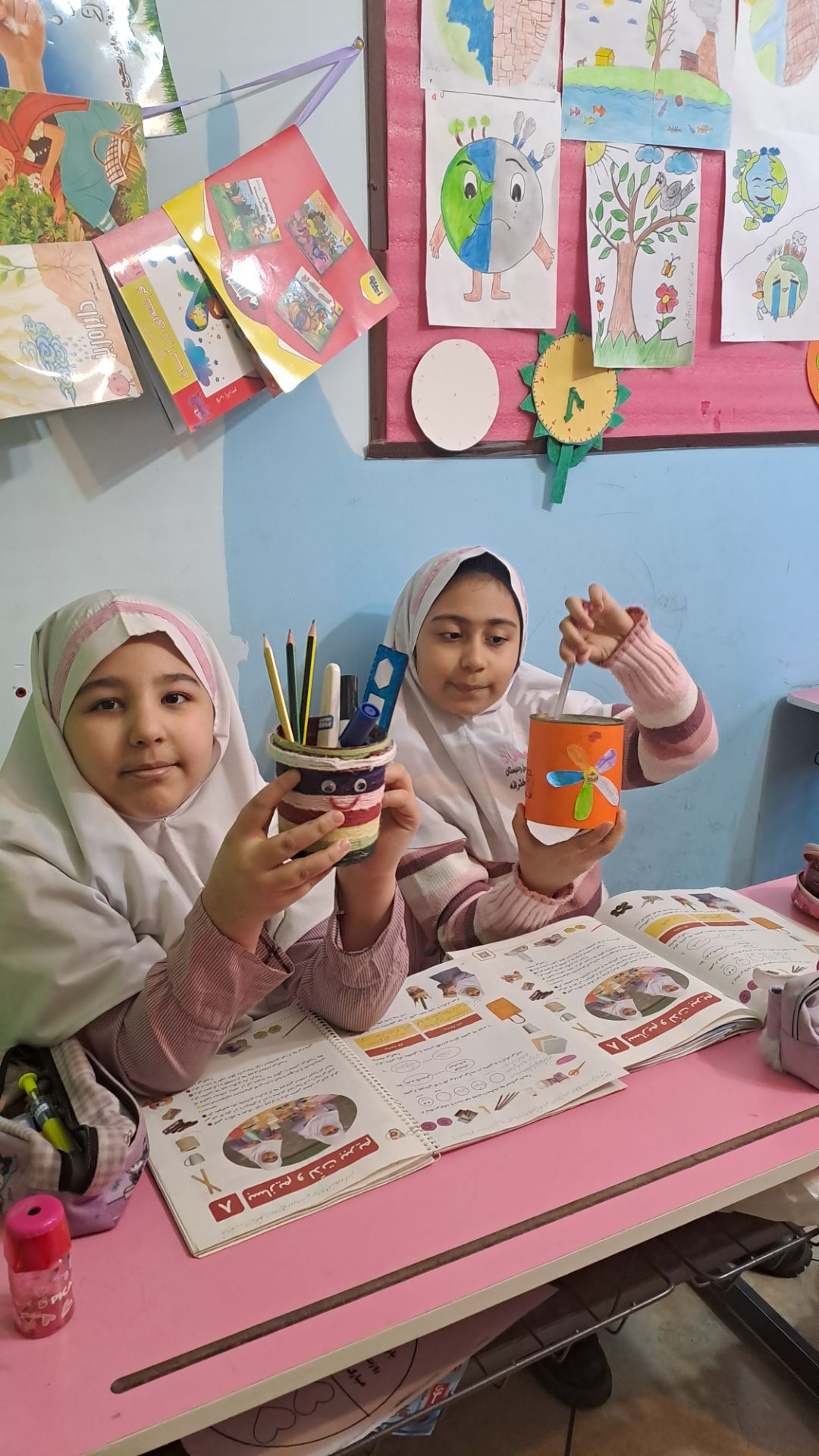 دست ورزی کلاس خانم بذرپیشه با وسایل دورریختنی و سرگذشت دانه ۱۴۰۵-۱۴۰۴